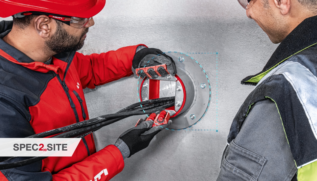 μηχανικός της Hilti δείχνει σε πελάτη μια λύση πυροπροστασίας για ηλεκτρολογικές εγκαταστάσεις