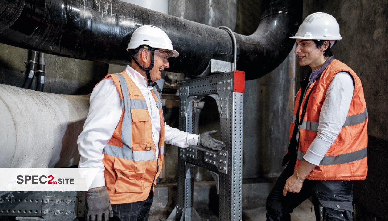 ένας μηχανικός της Hilti και ένας πελάτης επιθεωρούν ένα αρθρωτό σύστημα στήριξης για σωληνώσεις