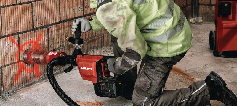 DD 150-U-22 Σύστημα αδαμαντοφόρας διάτρησης μπαταρίας Μηχανή διάτρησης μπαταρίας με αδαμαντοφόρα κορώνα για διάτρηση χειρός ή με βάση, διαμέτρου 52-162 mm (2 - 6-3/8) σε σκυρόδεμα ή έως 252 mm (10) σε τοιχοποιία (μπαταρία Nuron) Εφαρμογές 1