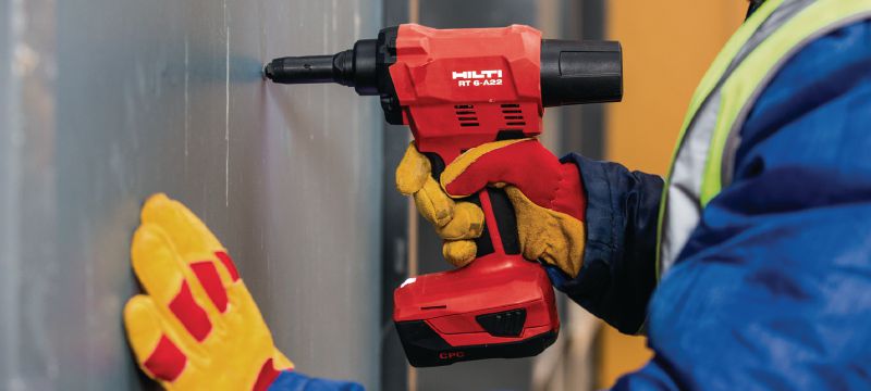 RT 6-A22 Πριτσιναδόρος μπαταρίας Πριτσιναδόρος μπαταρίας 22 V τροφοδοτούμενος από μπαταρίες ιόντων λιθίου για εργασίες τοποθέτησης και βιομηχανική παραγωγή με πριτσίνια διαμέτρου έως 4,8 mm (έως 5,0 mm για πριτσίνια αλουμινιού) Εφαρμογές 1