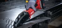 SSH 6-22 Ψαλίδι μετάλλων εργαλειών μπαταρίας Ψαλίδι διπλής κοπής εργαλείου μπαταρίας για γρήγορες κοπές σε μεταλλικά φύλλα και προφίλ έως 2,5 mm│12 Gauge - με λάμες Hilti SSH CS που περιλαμβάνονται (πλατφόρμα μπαταριών Nuron) Εφαρμογές 6