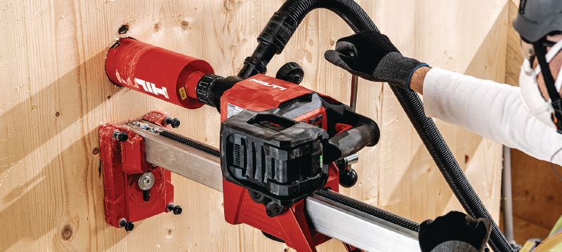 DD 150-U-22 Σύστημα αδαμαντοφόρας διάτρησης μπαταρίας Μηχανή διάτρησης μπαταρίας με αδαμαντοφόρα κορώνα για διάτρηση χειρός ή με βάση, διαμέτρου 52-162 mm (2 - 6-3/8) σε σκυρόδεμα ή έως 252 mm (10) σε τοιχοποιία (μπαταρία Nuron) Εφαρμογές 1