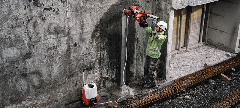 DD 150-U-22 Σύστημα αδαμαντοφόρας διάτρησης μπαταρίας Μηχανή διάτρησης μπαταρίας με αδαμαντοφόρα κορώνα για διάτρηση χειρός ή με βάση, διαμέτρου 52-162 mm (2 - 6-3/8) σε σκυρόδεμα ή έως 252 mm (10) σε τοιχοποιία (μπαταρία Nuron) Εφαρμογές 1